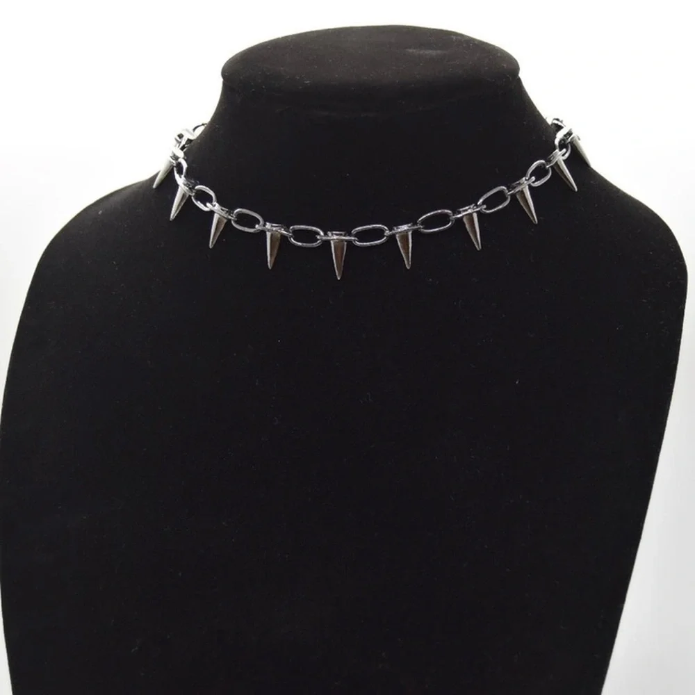 N/A spike necklace